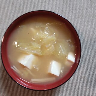 豆腐、白菜、えのきの味噌汁